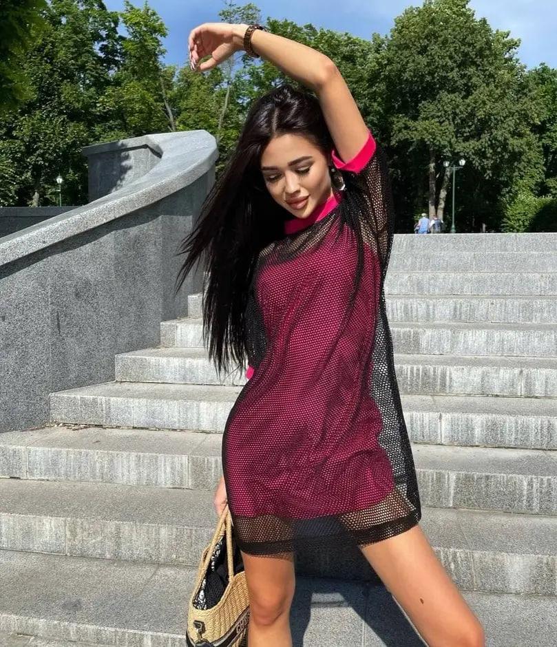 Модна жіноча сукня з накидкою з сітки