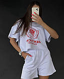 Жіночий літній костюм: футболка вільного крою та шорти з принтом, фото 4