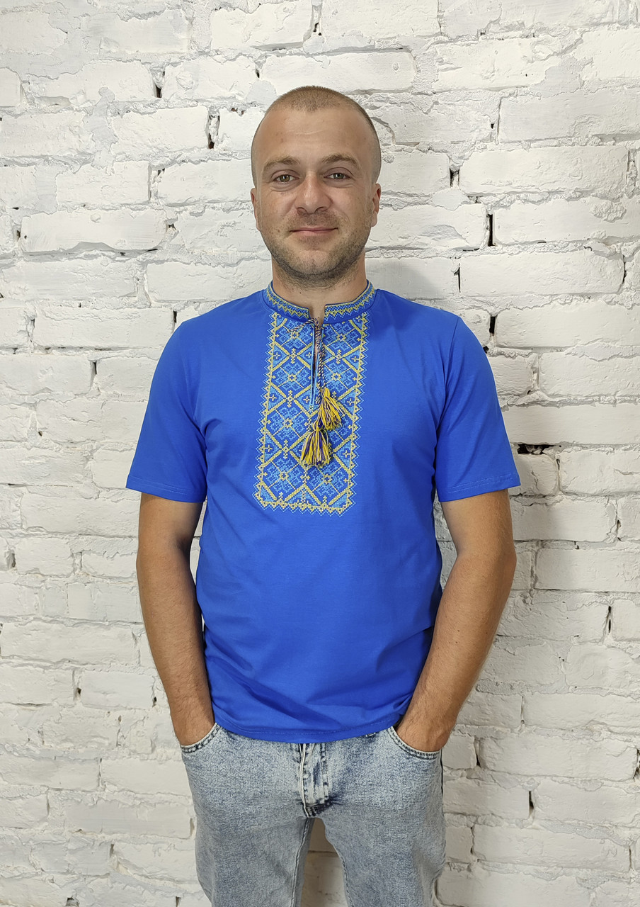 Футболка вишиванка блакитна вишита синьо жовтим орнаментом