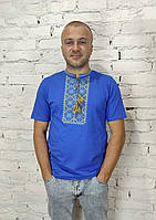 Футболка вишиванка блакитна вишита синьо жовтим орнаментом