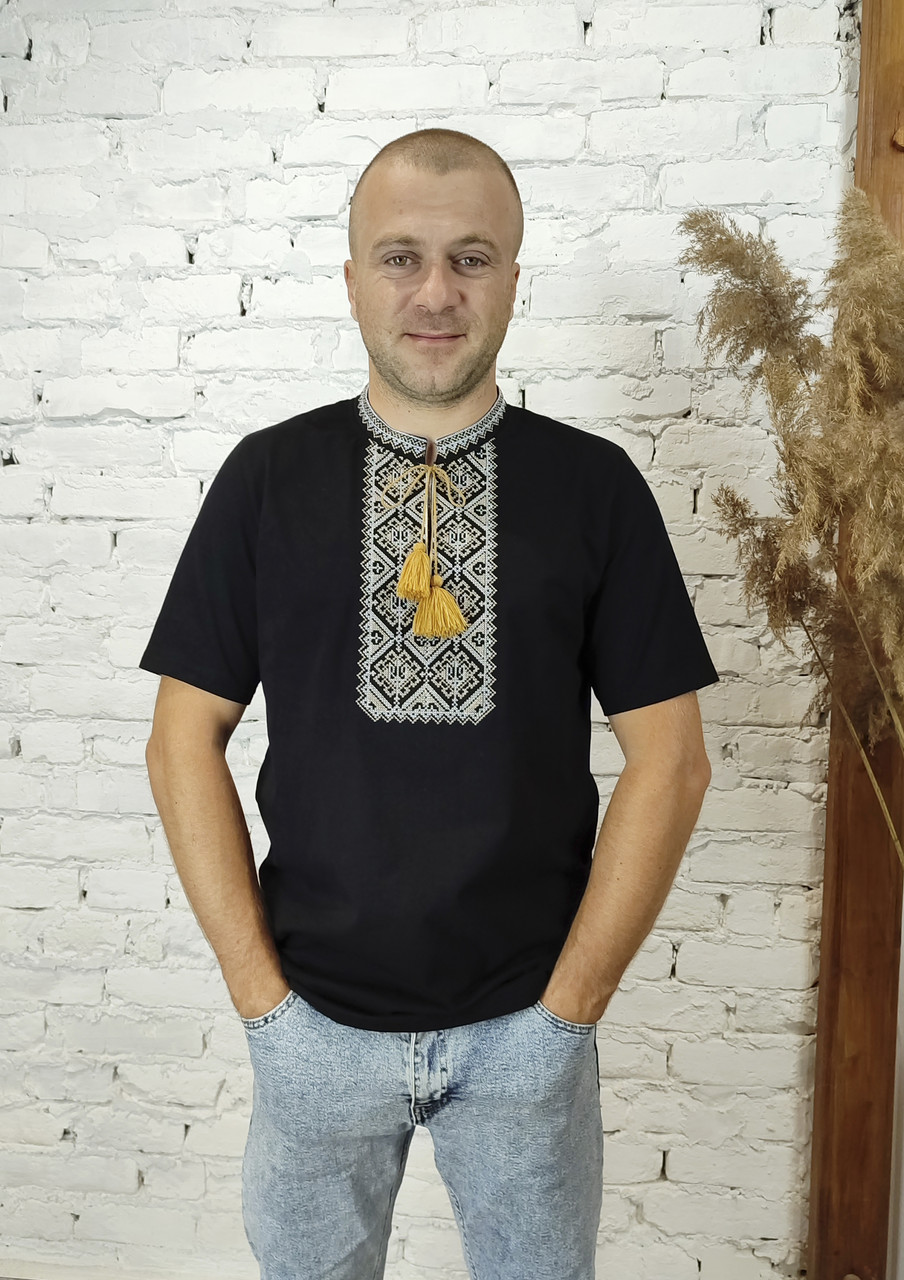 Футболка вишиванка чорна вишита коричнево беживим орнаментом