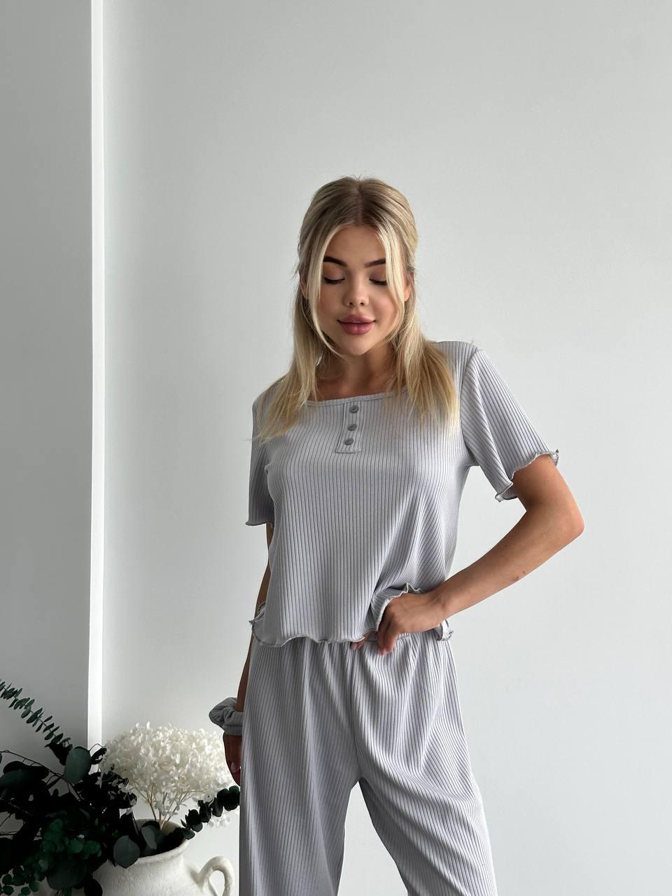 Сірий жіночий базовий трикотажний костюм 3-ка у рубчик: Вільні Штани та Топ Футболка + гумка для волосся, фото 1
