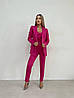 Малиновий модний стильний жіночий костюм-трійка (штани + топ + піджак) з костюмної тканини, фото 7