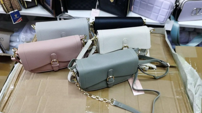 Сумочка жіноча крос-боді з клапаном та довгим ремінцем у різних кольорах Liza, фото 1