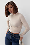 Трикотажний кроп-топ із фігурним швом і вирізом — бежевий колір, L (є розміри), фото 5