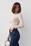 Трикотажний кроп-топ із фігурним швом і вирізом — бежевий колір, L (є розміри), фото 8