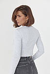 Трикотажна кофта в рубчик із принтом і кнопками — сірий колір, M (є розміри), фото 2