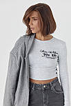Трикотажна кофта в рубчик із принтом і кнопками — сірий колір, M (є розміри), фото 6