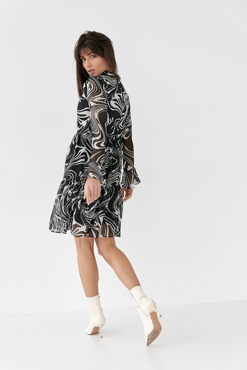 Шифонове плаття з абстрактним малюнком і оригінальним рукавом LIGHTER — чорний колір, S (є розміри), фото 1