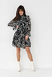 Шифонове плаття з абстрактним малюнком і оригінальним рукавом LIGHTER — чорний колір, S (є розміри), фото 2