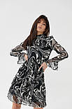 Шифонове плаття з абстрактним малюнком і оригінальним рукавом LIGHTER — чорний колір, S (є розміри), фото 4