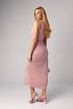 Силуетне мідіплаття без рукавів із драпіруванням — рожевий колір, L (є розміри), фото 2