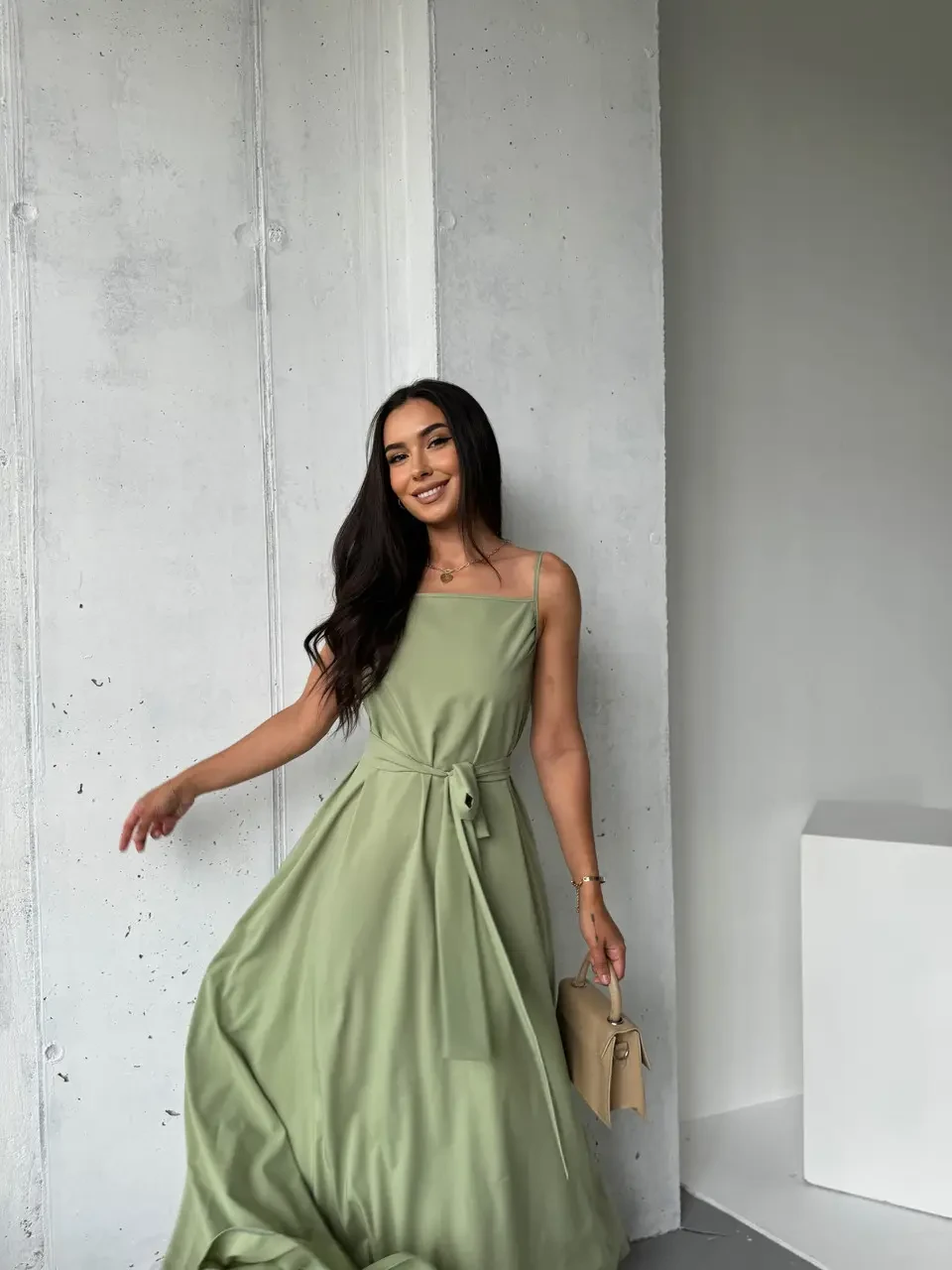 Довгий сарафан у підлогу оливкового кольору на тонких бретельках