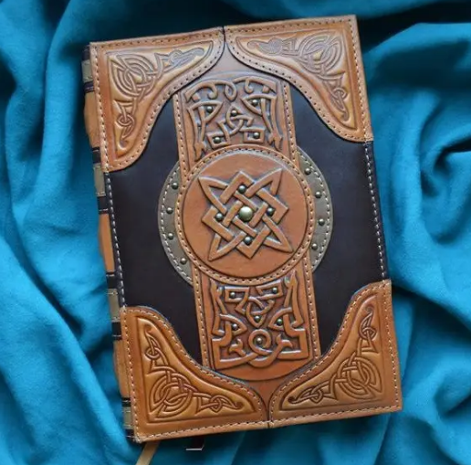 Щоденник А5 формату в шкіряній обкладинці з художнім тисненням ручної роботи "Книга магії", фото 1