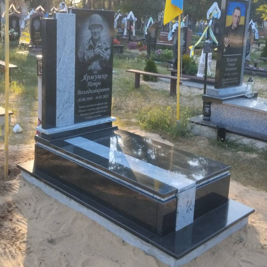 Пам'ятник герою України на могилу