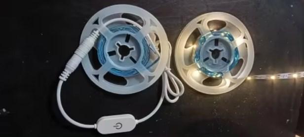 Світлодіодна LED стрічка гнучка 5 вольт від повербанку USB підсвітка стрічка від Power Bank 3 метра 2835 з датчиком включення