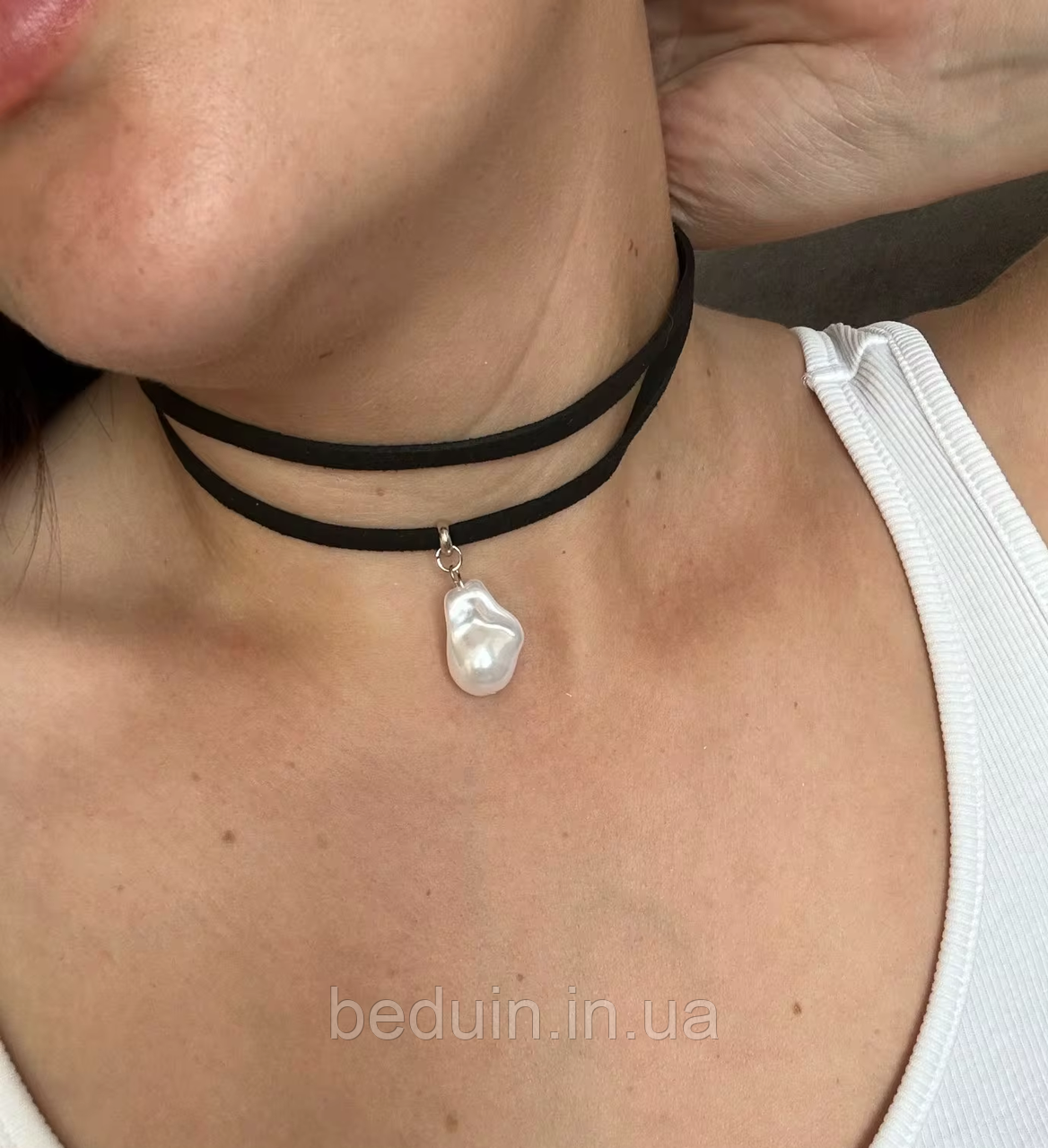 Чорний замшевий чокер із барочною перлиною (імітація) — Aushal Jewellery
