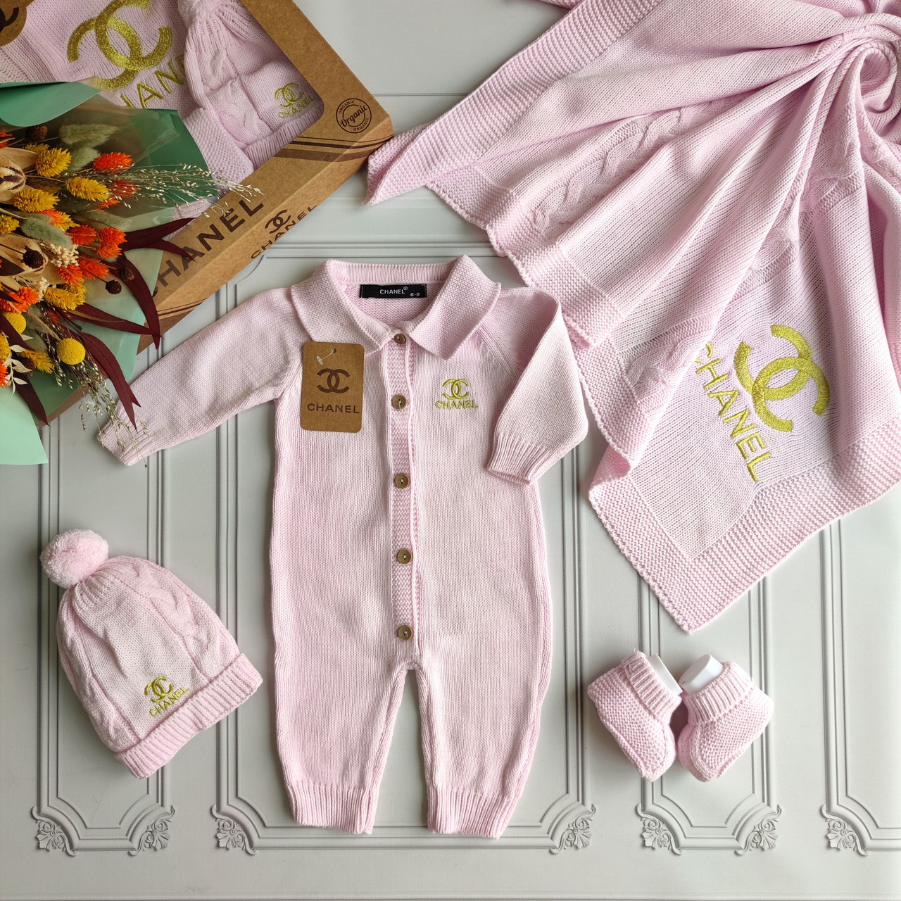 В’язаний набір на виписку у подарунковій коробці, комплект для новонароджених Шанель, фото 1