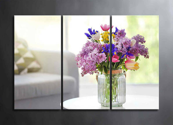 Модульна Картина 3 частини Букет Квітів у Скляній Вазі Декор на Стіну Квіти Тюльпани Бузок Іриси на Столі VE, фото 1