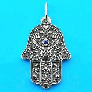 Амулет Хамса з сапфіром - кулон зі срібла 925 проби (30х22 мм, 7 г)