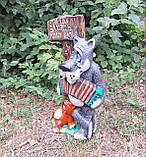 Садовий декор "Вовк з Баяном" та табличкою «Ти Це, Заходь коли Що» кераміка 56х32х20 см, фото 2