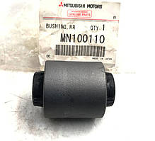 Оригінальний сайлентблок заднього поперечного важеля MN100110 Лансер Х 2007-2017