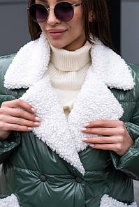 Двобортна куртка демісезон з глянцевої плащовки з англійським коміром з еко-альпаки зелена