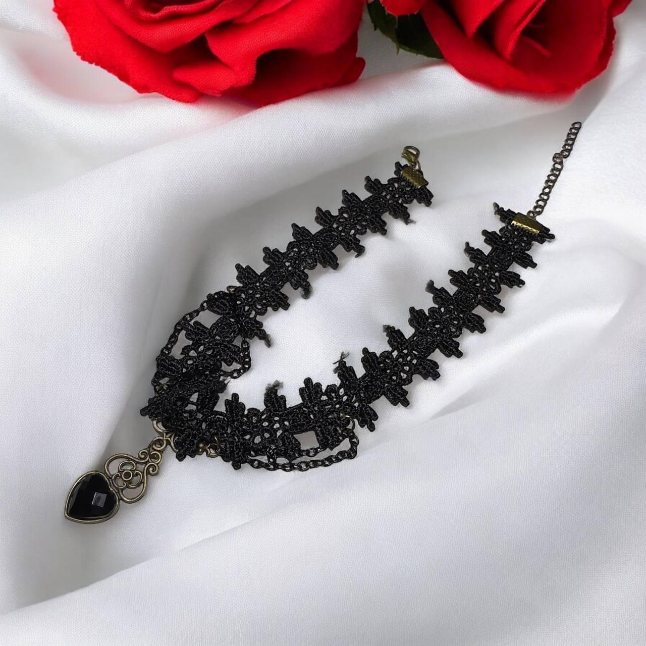 Чокер мереживний з прикрасою сердечко (32 см, ширина 2 см)