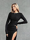Жіноче чорне облягаюче плаття міді в рубчик з розрізом, фото 2