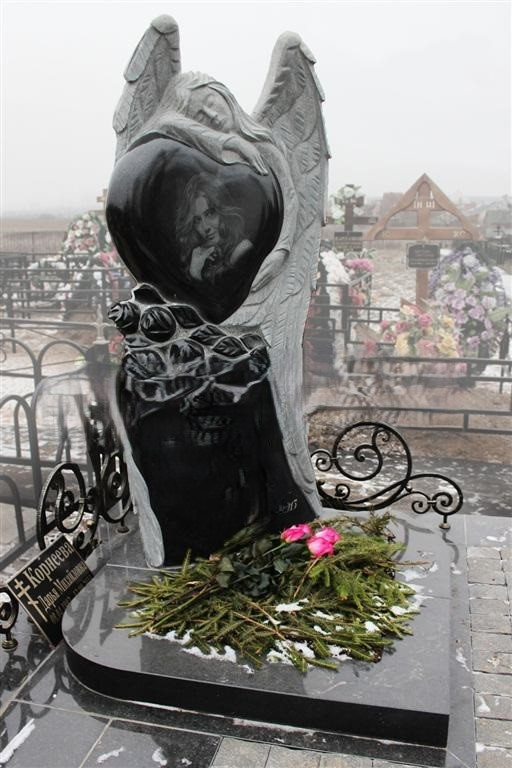 Пам'ятник із ангелом та велике серце із граніту на могилу 1800*800*160