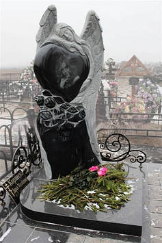 Пам'ятник із ангелом та велике серце із граніту на могилу 1800*800*160