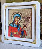 Икона Святая Марина в белом фигурном киоте под стеклом с декоративными уголками, размер 21*24, размер сюжета 15*18., фото 2