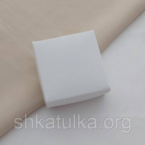 Коробочка для каблучки або сережок квадратна картонна біла