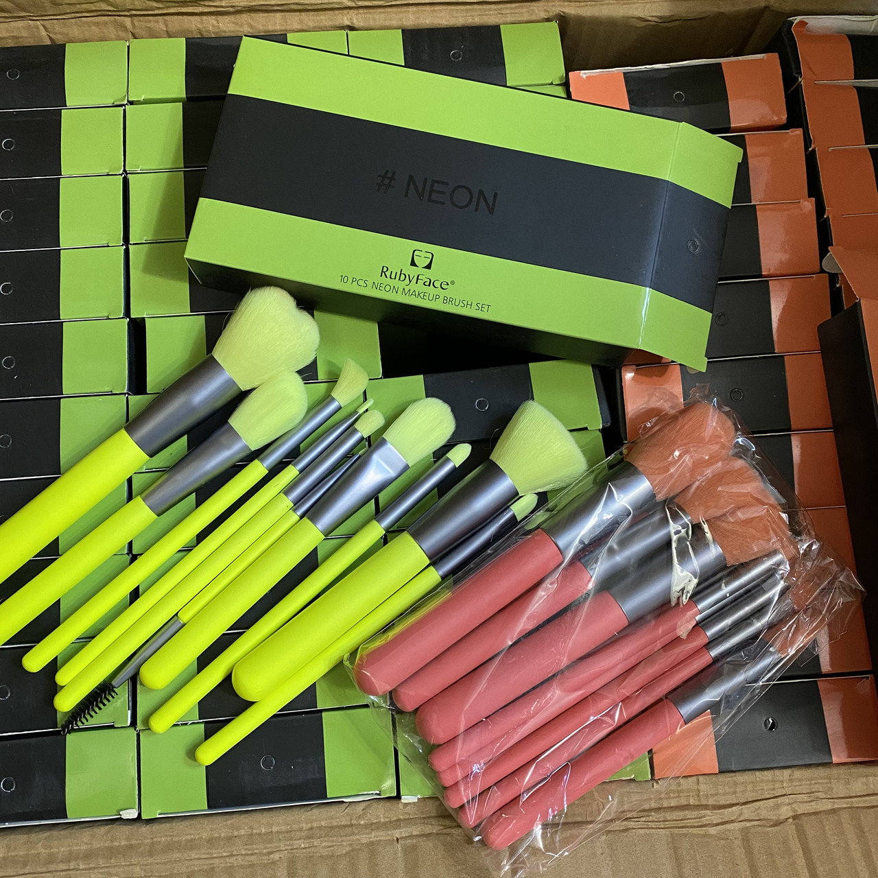 УЦІНКА!! Набір 10 пензлів Neon від Ruby Face. Прим"яті коробочки, фото 1
