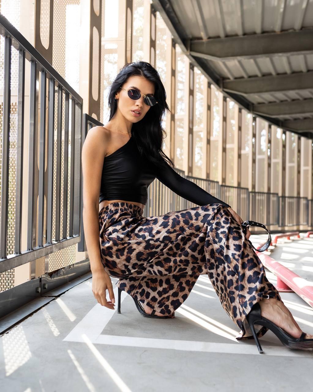 Жіночий костюм з топом на одне плече та розкльошеними штанами на високій посадці (р. 42-46) 66103698Q, фото 1