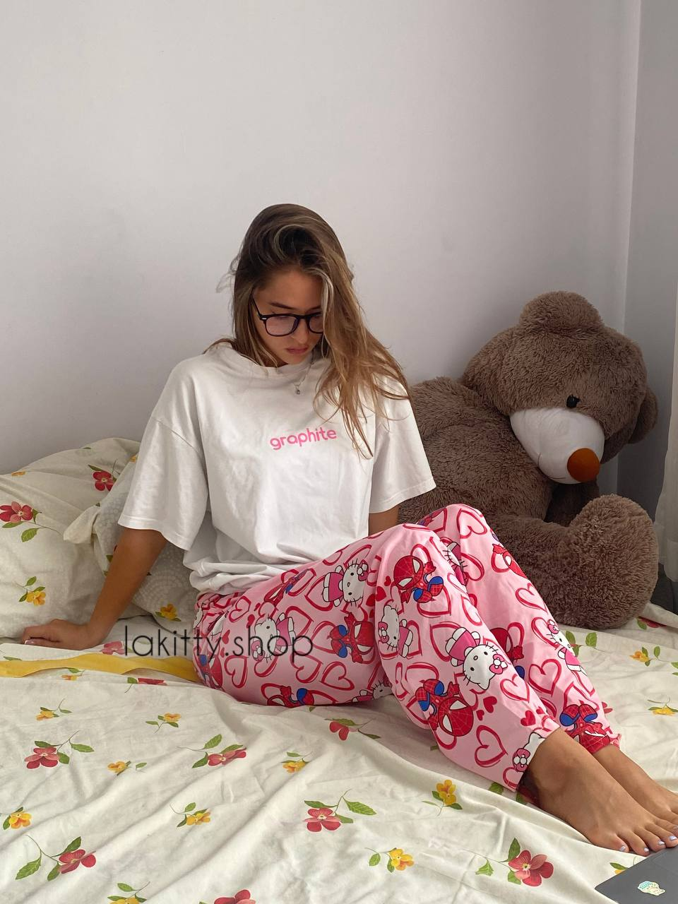 Штаны hello kitty x spiderman рожеві штани хелоу кіті х людина павук | хеллоу кітті