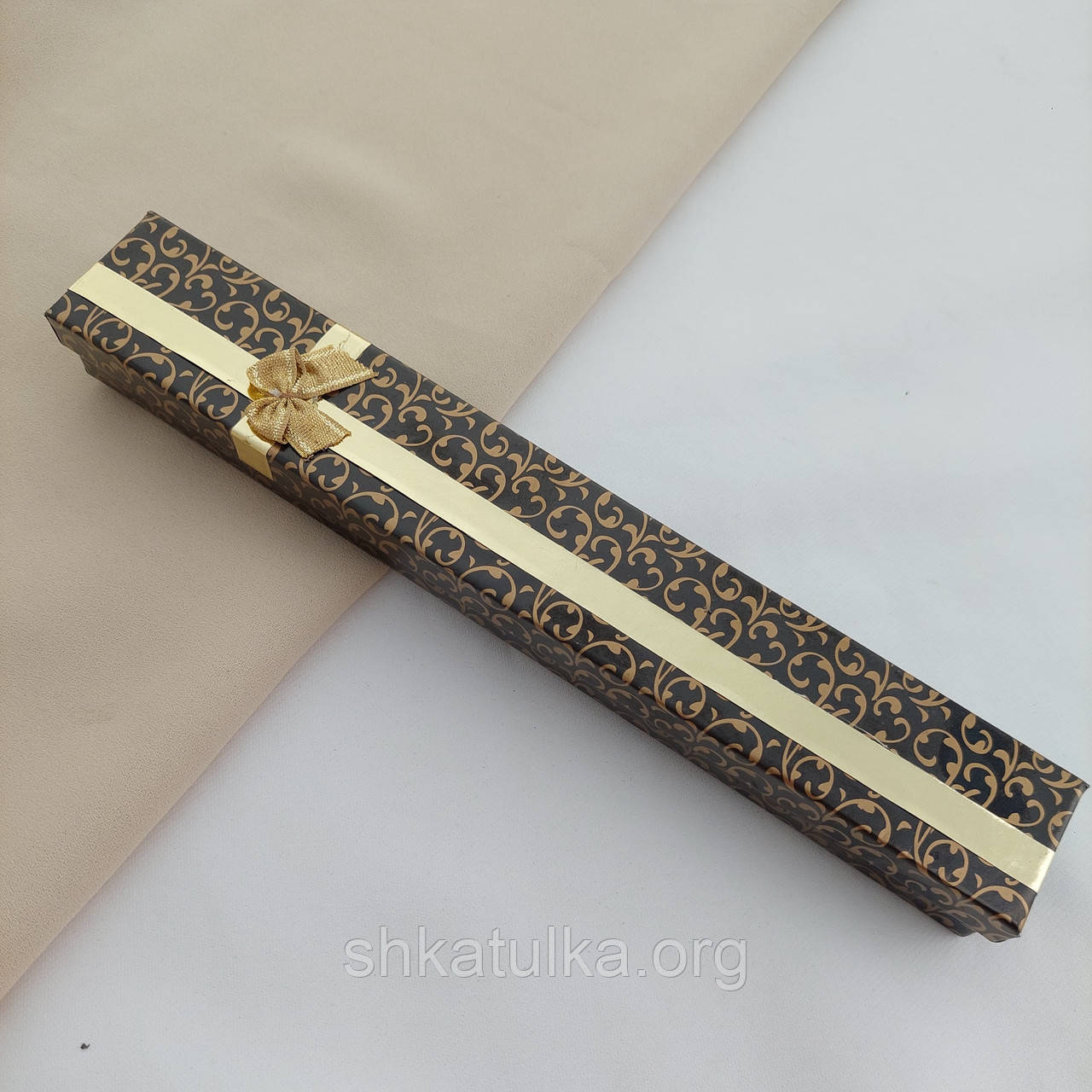 Коробочка прямокутна для браслета або ланцюжка картонна чорна з орнаментом