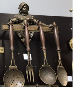 Аксесуари для кухні на підставці "Дама" із зістареної латуні 34х56 см Stilars Италия 130414