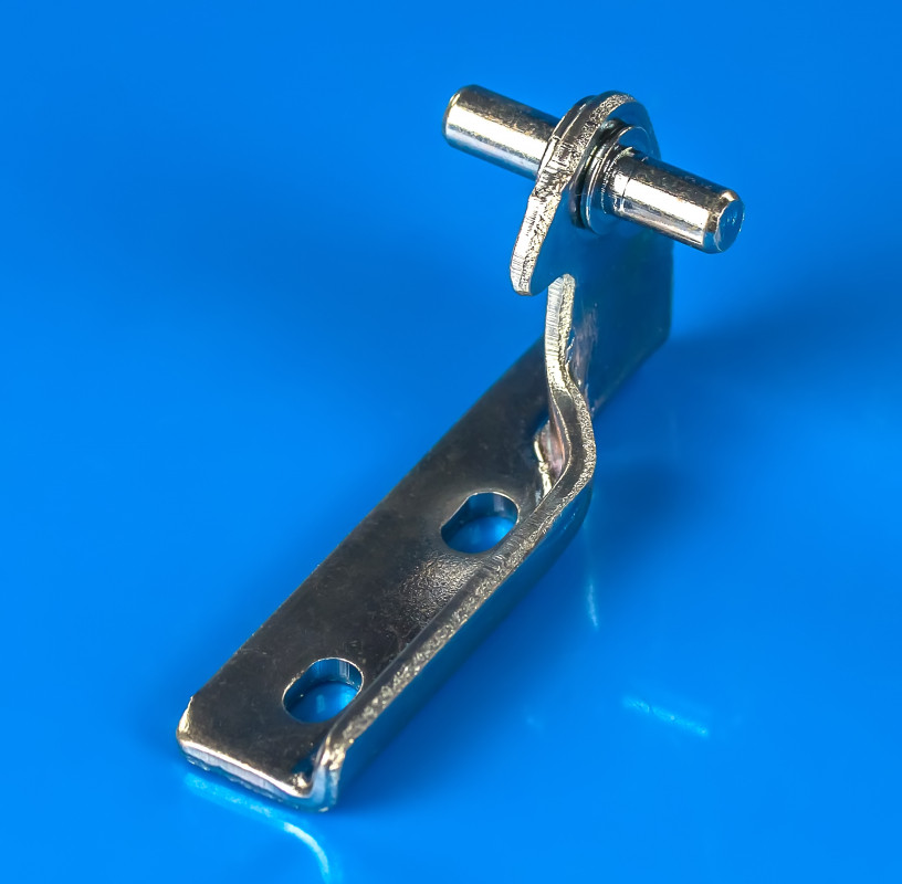 Петля дверцят холодильника Indesit середня C00144850