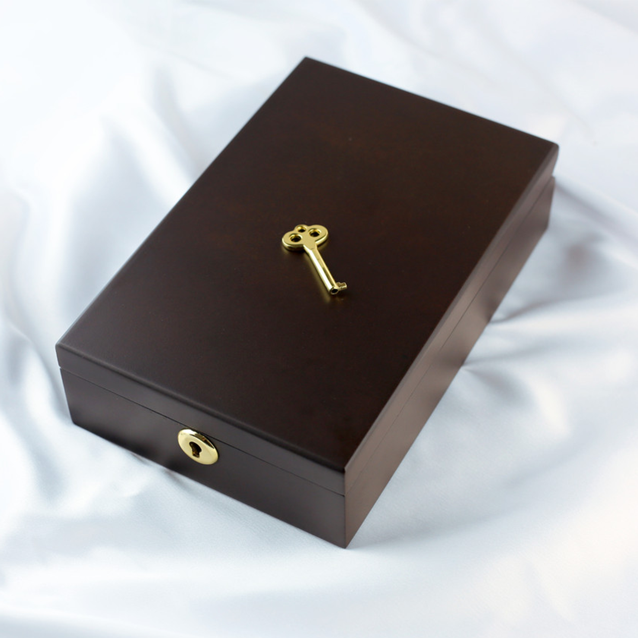 Подарункова дерев'яна коробка для парфуму з прихованими петлями, металевим замком та оксамитовою обшивкою, фото 1