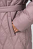 Жіноче стьобане класичне пальто пудрового кольору з поясом і капюшоном, фото 5