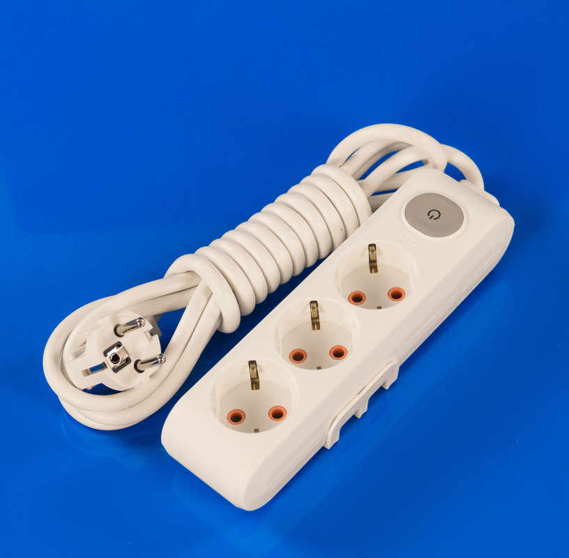 Подовжувач із заземленням і вимикачем на 3 розетки 3 м Viko PowerStrip