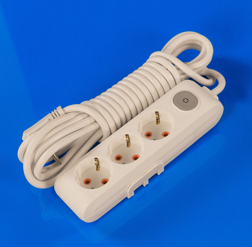 Електроподовжувач 3 розетки 5 м із заземленням і вимикачем Viko Power-Extend