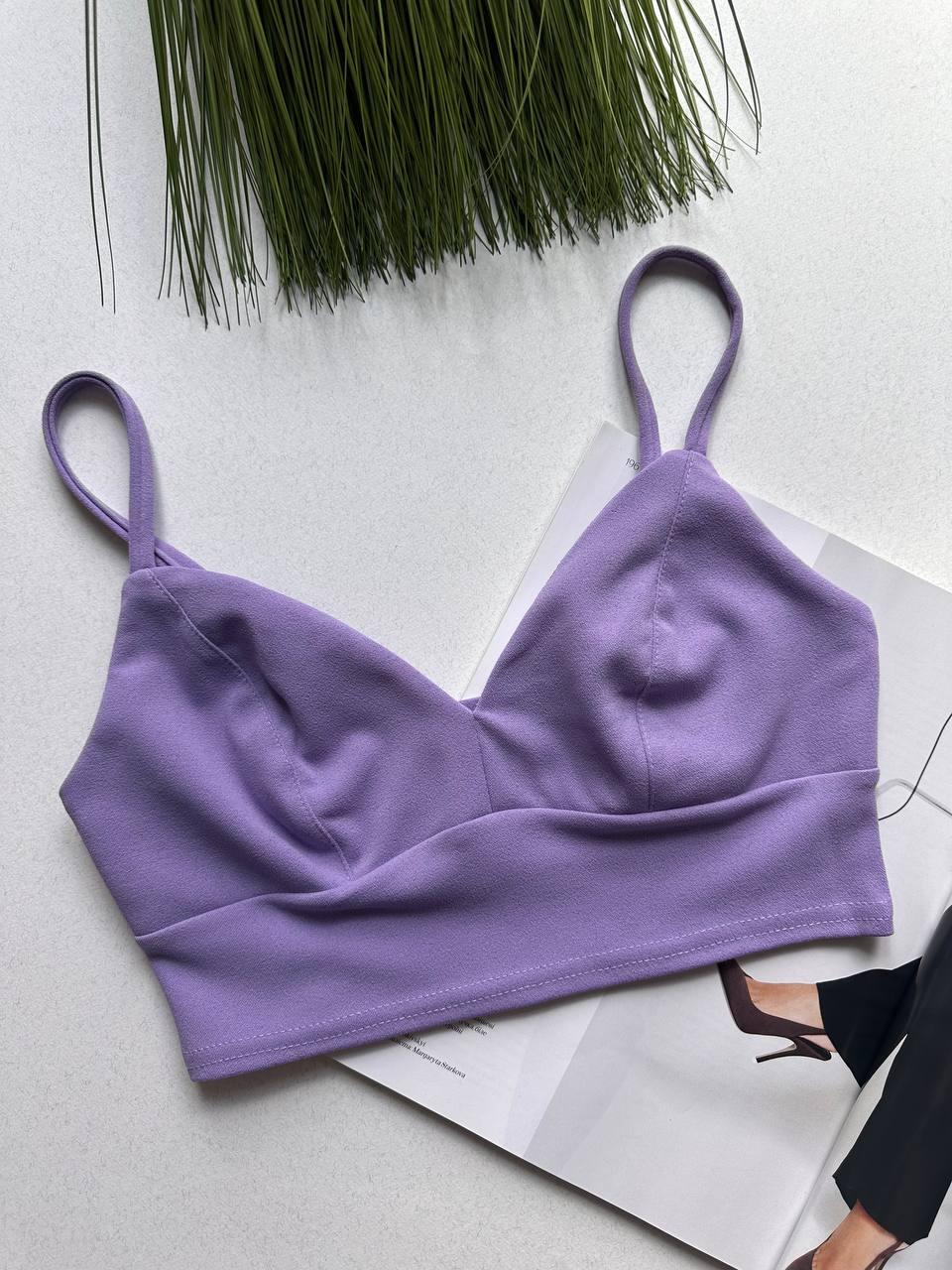 Універсальний жіночий топ лавандового кольору.