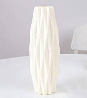 Ваза для квітів білого кольору.