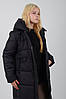Жіночий чорний теплий зимовий пуховик середньої довжини з капюшоном, фото 4
