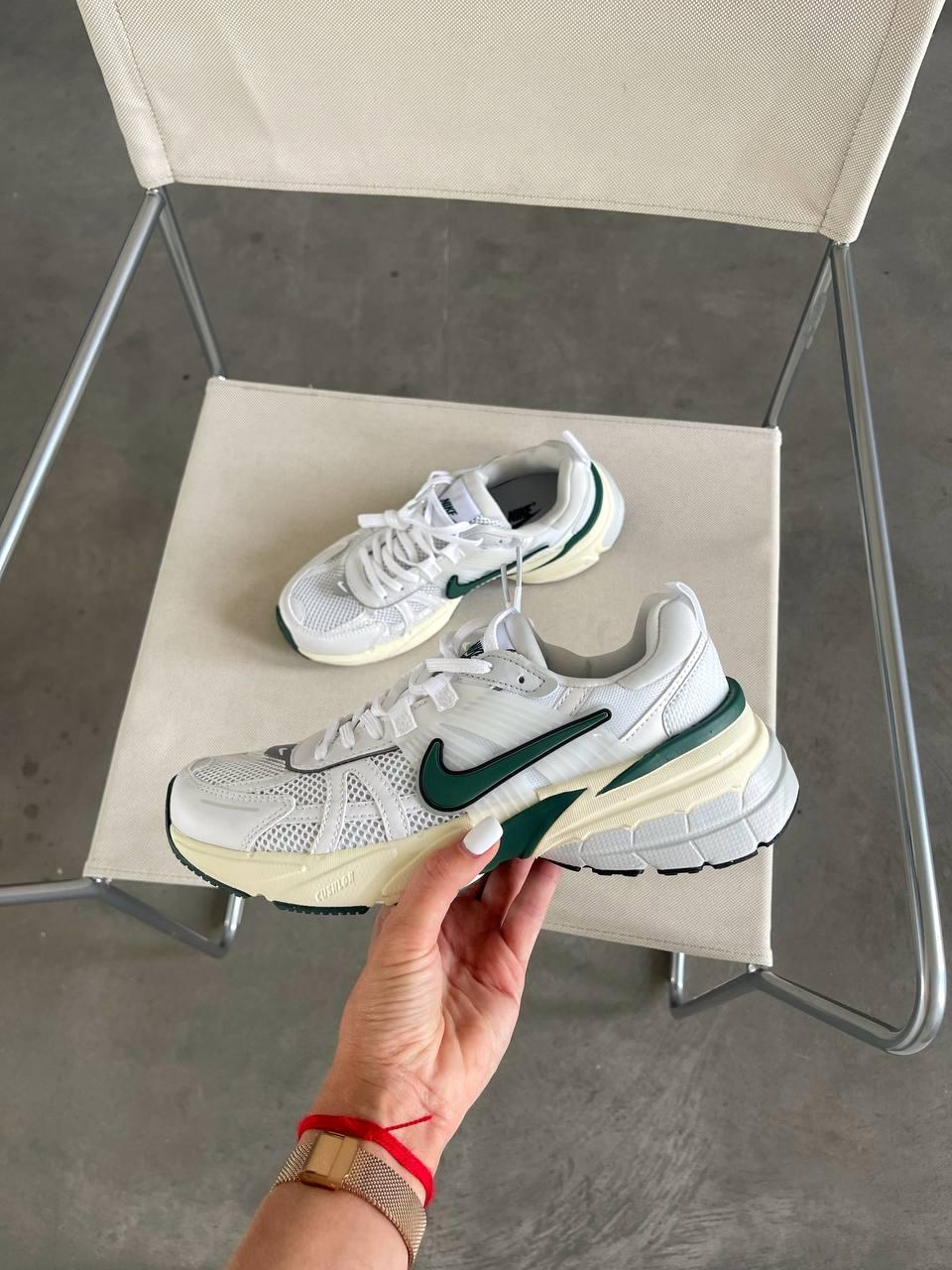 Жіночі спортивні кросівки Nike V2K Run White Platinum Tint Green (білі із зеленим) демі кроси N00177 Найк vkross