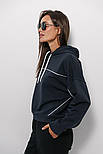 Жіноча базова укорочена однотонна толстовка з капюшоном з окантовкою, фото 2