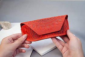 Футляр для окулярів шкіряний червоний з орнаментом Сонечко | очешник шкіра