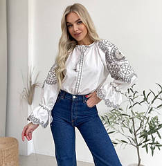 Блуза вишиванка білого кольору з вишивкою гладдю, з довгими рукавами розмір S, M, L